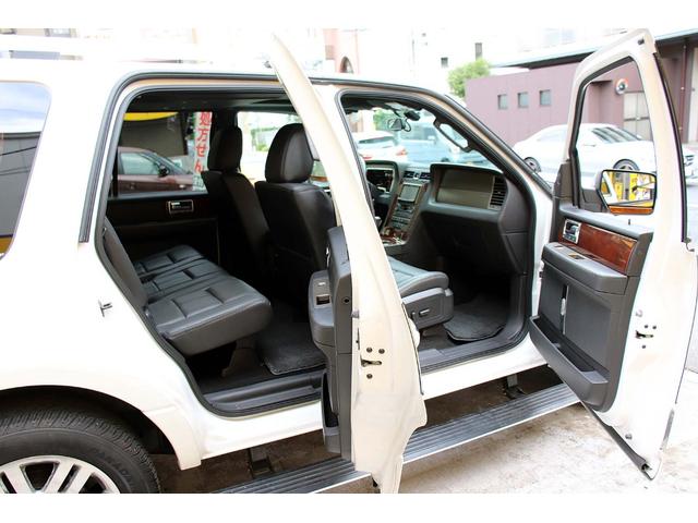 リンカーンナビゲーター ベースグレード 正規ディーラー車 点検記録簿 オーナーズブック スペアキー フルセグサイバーナビ 電動サンルーフ 電動サイドステップ パワーリフトゲート 3列シート8人乗り 黒革パワーシート 電動格納サードシート(55枚目)