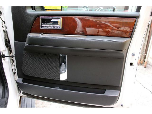 リンカーンナビゲーター ベースグレード 正規ディーラー車 点検記録簿 オーナーズブック スペアキー フルセグサイバーナビ 電動サンルーフ 電動サイドステップ パワーリフトゲート 3列シート8人乗り 黒革パワーシート 電動格納サードシート(56枚目)