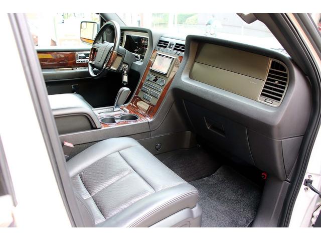 リンカーンナビゲーター ベースグレード 正規ディーラー車 点検記録簿 オーナーズブック スペアキー フルセグサイバーナビ 電動サンルーフ 電動サイドステップ パワーリフトゲート 3列シート8人乗り 黒革パワーシート 電動格納サードシート(57枚目)