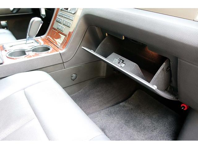 リンカーンナビゲーター ベースグレード 正規ディーラー車 点検記録簿 オーナーズブック スペアキー フルセグサイバーナビ 電動サンルーフ 電動サイドステップ パワーリフトゲート 3列シート8人乗り 黒革パワーシート 電動格納サードシート(58枚目)