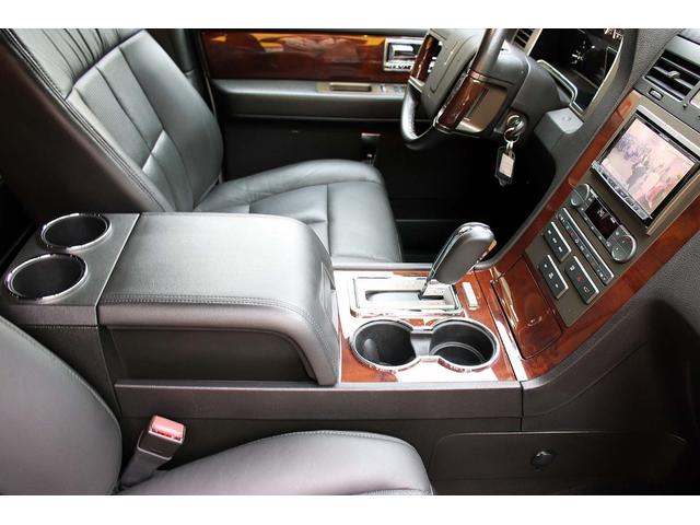 リンカーンナビゲーター ベースグレード 正規ディーラー車 点検記録簿 オーナーズブック スペアキー フルセグサイバーナビ 電動サンルーフ 電動サイドステップ パワーリフトゲート 3列シート8人乗り 黒革パワーシート 電動格納サードシート(59枚目)