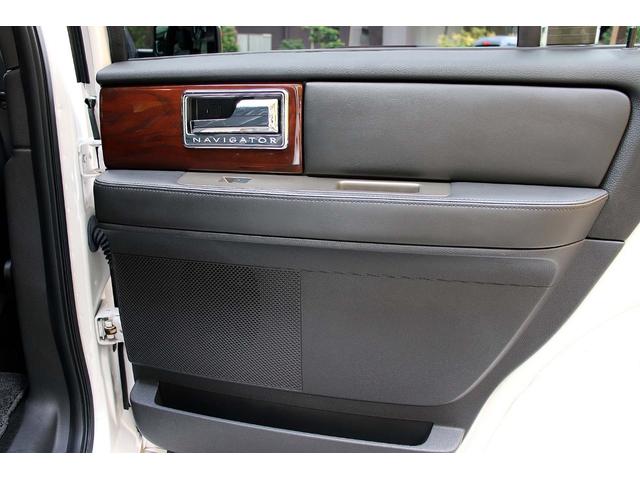 リンカーンナビゲーター ベースグレード 正規ディーラー車 点検記録簿 オーナーズブック スペアキー フルセグサイバーナビ 電動サンルーフ 電動サイドステップ パワーリフトゲート 3列シート8人乗り 黒革パワーシート 電動格納サードシート(63枚目)