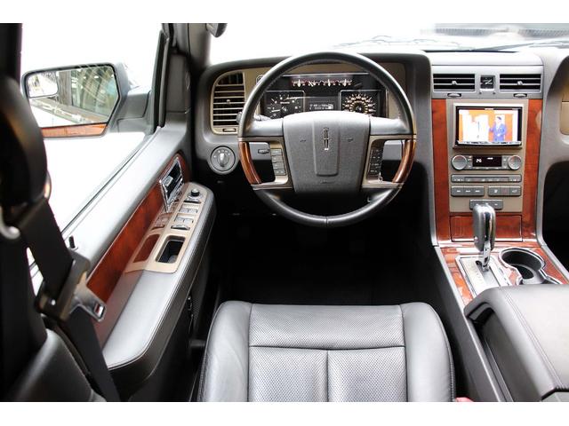 リンカーンナビゲーター ベースグレード 正規ディーラー車 点検記録簿 オーナーズブック スペアキー フルセグサイバーナビ 電動サンルーフ 電動サイドステップ パワーリフトゲート 3列シート8人乗り 黒革パワーシート 電動格納サードシート(69枚目)