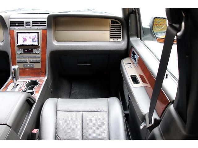 リンカーンナビゲーター ベースグレード 正規ディーラー車 点検記録簿 オーナーズブック スペアキー フルセグサイバーナビ 電動サンルーフ 電動サイドステップ パワーリフトゲート 3列シート8人乗り 黒革パワーシート 電動格納サードシート(70枚目)
