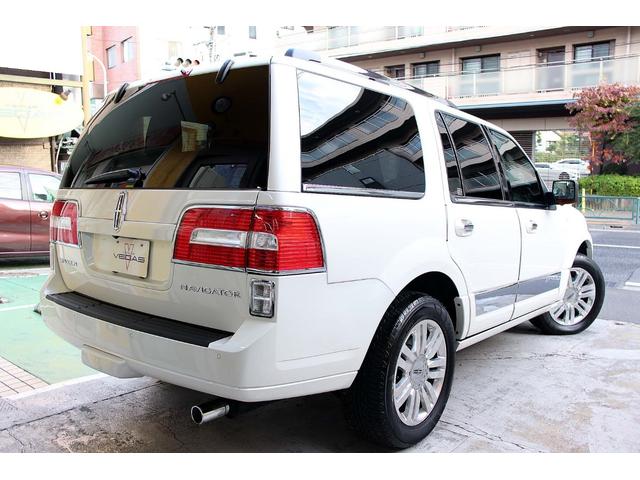 リンカーンナビゲーター ベースグレード 正規ディーラー車 点検記録簿 オーナーズブック スペアキー フルセグサイバーナビ 電動サンルーフ 電動サイドステップ パワーリフトゲート 3列シート8人乗り 黒革パワーシート 電動格納サードシート(74枚目)