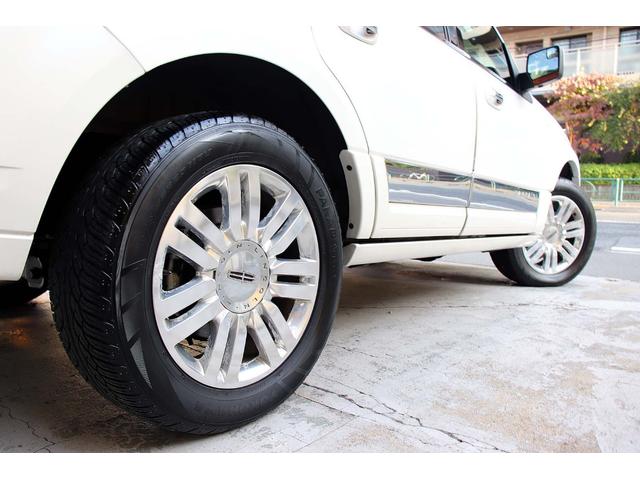 リンカーンナビゲーター ベースグレード 正規ディーラー車 点検記録簿 オーナーズブック スペアキー フルセグサイバーナビ 電動サンルーフ 電動サイドステップ パワーリフトゲート 3列シート8人乗り 黒革パワーシート 電動格納サードシート(75枚目)