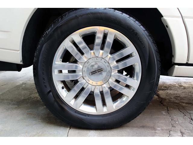 リンカーンナビゲーター ベースグレード 正規ディーラー車 点検記録簿 オーナーズブック スペアキー フルセグサイバーナビ 電動サンルーフ 電動サイドステップ パワーリフトゲート 3列シート8人乗り 黒革パワーシート 電動格納サードシート(78枚目)