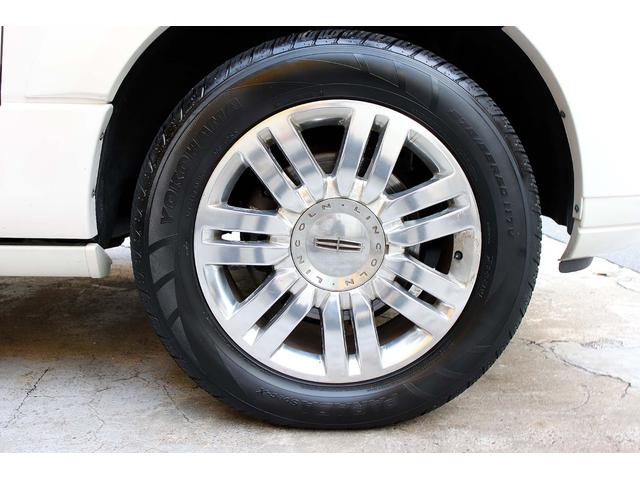 リンカーンナビゲーター ベースグレード 正規ディーラー車 点検記録簿 オーナーズブック スペアキー フルセグサイバーナビ 電動サンルーフ 電動サイドステップ パワーリフトゲート 3列シート8人乗り 黒革パワーシート 電動格納サードシート(79枚目)