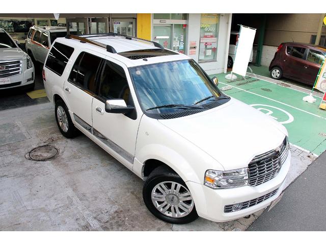 リンカーンナビゲーター ベースグレード 正規ディーラー車 点検記録簿 オーナーズブック スペアキー フルセグサイバーナビ 電動サンルーフ 電動サイドステップ パワーリフトゲート 3列シート8人乗り 黒革パワーシート 電動格納サードシート(80枚目)