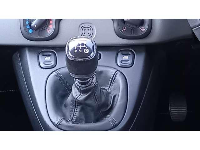 ５速マニュアル。シフト回りもきれいな状態を保っています♪