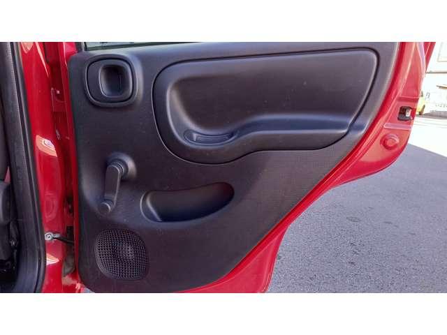 運転席の後ろのドアの内側の画像です♪