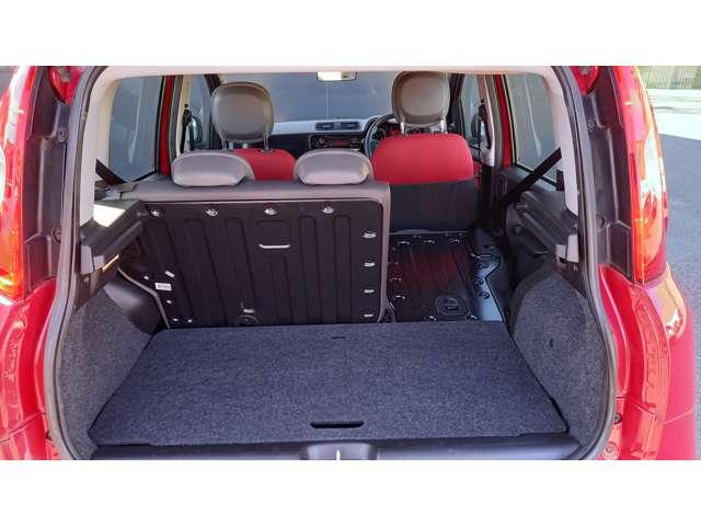 分割シートで片方を倒すことも可能です♪２２５リットルの積載容量です