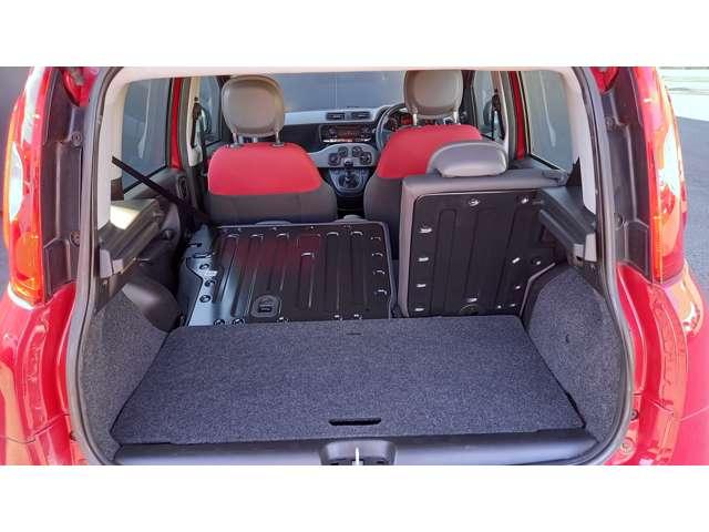 後席シートを倒すとかなり広いスペースを確保できます！長めの荷物でも積み込み可能ですよ♪