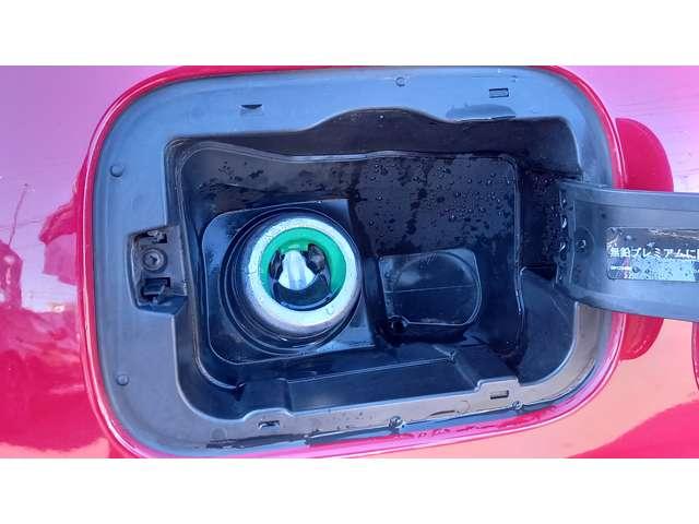 給油口もきれいな状態です♪スマートフューエルシステムです　給油キャップがないので、セルフスタンドでの給油時に手や衣服がガソリンで汚れにくいというメリットがあります