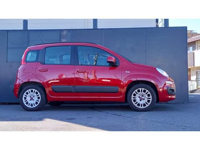 コンパクト車で近くのお買い物で使用するの便利です♪デザイン性と後方視界の確保を両立するシックスライトウインドーです