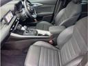 ゆったりとした助手席スペース。