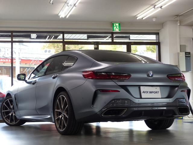 8シリーズ M850i xDrive グランクーペ Dアシストプロ 白革 SR HDDナビ地デジTOP&3Dビュー ライブコックピット HUD harman&kardon 前後席Sヒーター 前席ベンチレーション BMWレーザーライト 自動トランク 禁煙(2枚目)