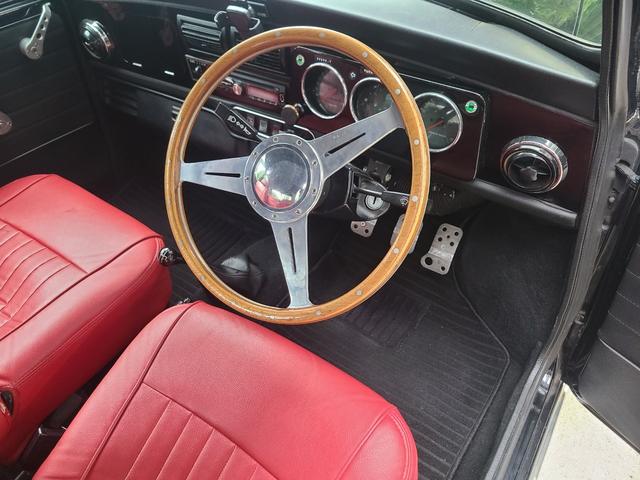ＭＩＮＩ クーパー１．３　オールペイント済　赤革調シートカバー　コーティング施工車　ウッドハンドル　内外装仕上げ済　前後メッキバンパー　メッキドアミラーカバー　ＣＤデッキ　ＥＴＣ　記録簿　スペアキー（34枚目）