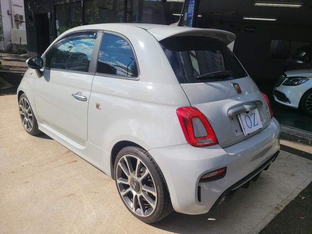 アバルト595 ツーリズモ 認定中古車 黒革シート ナビTVETCバックカメラ サイドバイザー スモークフィルム リヤコーナーセンサー USB 保証書 記録簿 取説(8枚目)