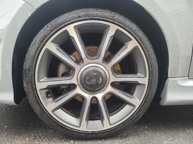 アバルト595 ツーリズモ 認定中古車 黒革シート ナビTVETCバックカメラ サイドバイザー スモークフィルム リヤコーナーセンサー USB 保証書 記録簿 取説(23枚目)