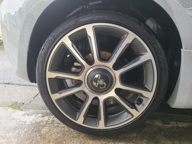 アバルト595 ツーリズモ 認定中古車 黒革シート ナビTVETCバックカメラ サイドバイザー スモークフィルム リヤコーナーセンサー USB 保証書 記録簿 取説(29枚目)