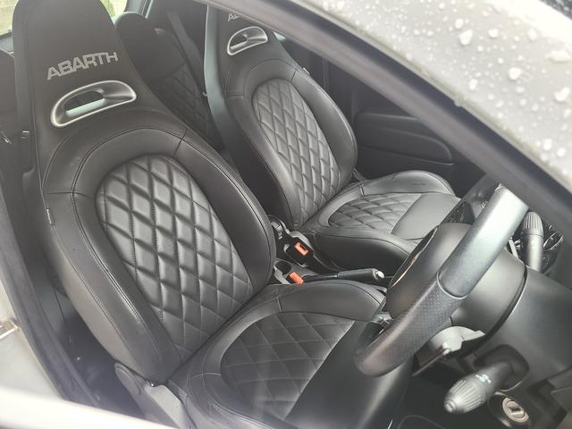 アバルト595 ツーリズモ 認定中古車 黒革シート ナビTVETCバックカメラ サイドバイザー スモークフィルム リヤコーナーセンサー USB 保証書 記録簿 取説(34枚目)