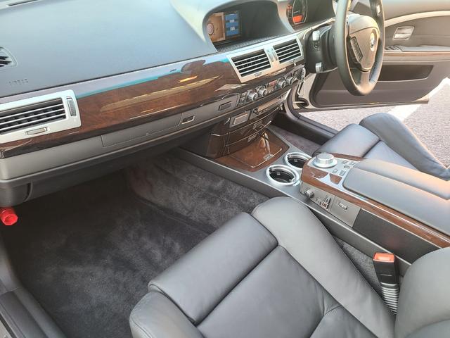 ７シリーズ ７４０ｉ　後期最終モデル　１オーナー　黒革　ＳＲ　前後シートヒーター　純正ナビＥＴＣ　ＣＤ６連奏　ＭＤ　３本スポークステアリング　ガラスコーティング施工車　保証書　記録簿　取説　スペアキー（17枚目）