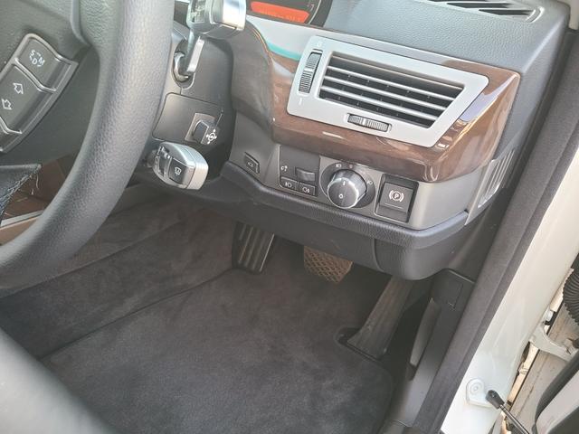 ７シリーズ ７４０ｉ　後期最終モデル　１オーナー　黒革　ＳＲ　前後シートヒーター　純正ナビＥＴＣ　ＣＤ６連奏　ＭＤ　３本スポークステアリング　ガラスコーティング施工車　保証書　記録簿　取説　スペアキー（23枚目）