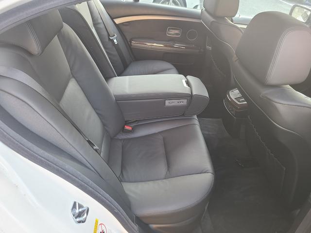 ７シリーズ ７４０ｉ　後期最終モデル　１オーナー　黒革　ＳＲ　前後シートヒーター　純正ナビＥＴＣ　ＣＤ６連奏　ＭＤ　３本スポークステアリング　ガラスコーティング施工車　保証書　記録簿　取説　スペアキー（24枚目）