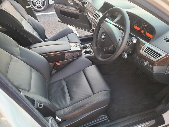 ７シリーズ ７４０ｉ　後期最終モデル　１オーナー　黒革　ＳＲ　前後シートヒーター　純正ナビＥＴＣ　ＣＤ６連奏　ＭＤ　３本スポークステアリング　ガラスコーティング施工車　保証書　記録簿　取説　スペアキー（27枚目）