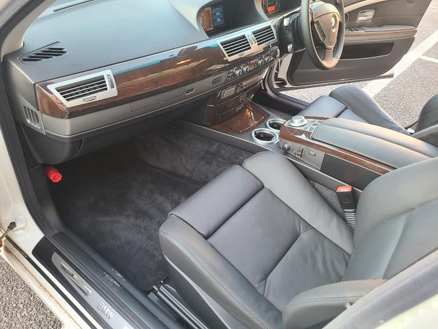 ７シリーズ ７４０ｉ　後期最終モデル　１オーナー　黒革　ＳＲ　前後シートヒーター　純正ナビＥＴＣ　ＣＤ６連奏　ＭＤ　３本スポークステアリング　ガラスコーティング施工車　保証書　記録簿　取説　スペアキー（29枚目）