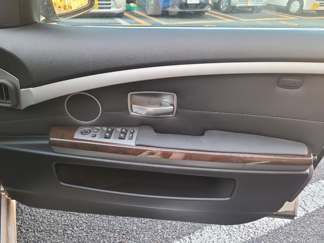 ７シリーズ ７４０ｉ　後期最終モデル　１オーナー　黒革　ＳＲ　前後シートヒーター　純正ナビＥＴＣ　ＣＤ６連奏　ＭＤ　３本スポークステアリング　ガラスコーティング施工車　保証書　記録簿　取説　スペアキー（30枚目）
