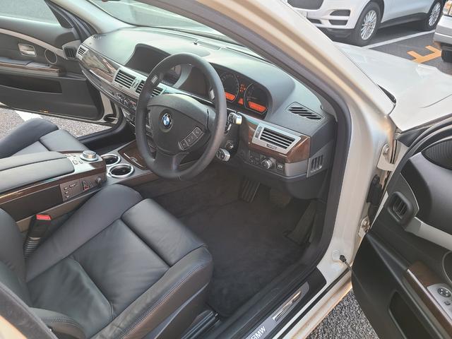 ７シリーズ ７４０ｉ　後期最終モデル　１オーナー　黒革　ＳＲ　前後シートヒーター　純正ナビＥＴＣ　ＣＤ６連奏　ＭＤ　３本スポークステアリング　ガラスコーティング施工車　保証書　記録簿　取説　スペアキー（34枚目）