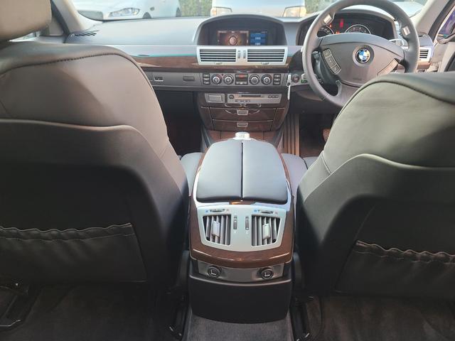 ７シリーズ ７４０ｉ　後期最終モデル　１オーナー　黒革　ＳＲ　前後シートヒーター　純正ナビＥＴＣ　ＣＤ６連奏　ＭＤ　３本スポークステアリング　ガラスコーティング施工車　保証書　記録簿　取説　スペアキー（37枚目）