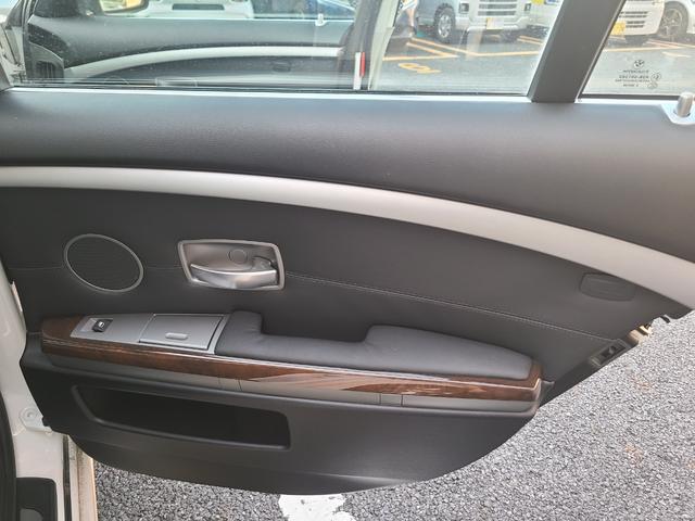 ７シリーズ ７４０ｉ　後期最終モデル　１オーナー　黒革　ＳＲ　前後シートヒーター　純正ナビＥＴＣ　ＣＤ６連奏　ＭＤ　３本スポークステアリング　ガラスコーティング施工車　保証書　記録簿　取説　スペアキー（40枚目）