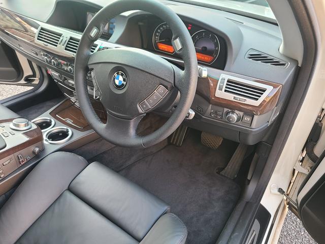 ７シリーズ ７４０ｉ　後期最終モデル　１オーナー　黒革　ＳＲ　前後シートヒーター　純正ナビＥＴＣ　ＣＤ６連奏　ＭＤ　３本スポークステアリング　ガラスコーティング施工車　保証書　記録簿　取説　スペアキー（51枚目）