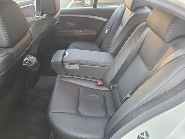 ７シリーズ ７４０ｉ　後期最終モデル　１オーナー　黒革　ＳＲ　前後シートヒーター　純正ナビＥＴＣ　ＣＤ６連奏　ＭＤ　３本スポークステアリング　ガラスコーティング施工車　保証書　記録簿　取説　スペアキー（52枚目）