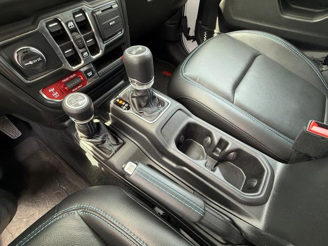 ジープ・ラングラーアンリミテッド４ｘｅ ルビコン４ｘｅ　認定中古車　弊社管理元試乗車車両　左ハンドル　ブラグインハイブリッドモデル　ＡｐｐｌｅＣａｒＰｌａｙ　Ａｎｄｒｏｉｄａｕｔｏ　衝突被害軽減ブレーキ　純正１７インチアルミホイール　マッドテレインタイヤ（19枚目）