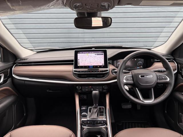 ジープ・コマンダー リミテッド Applecarplay・Androidauto対応10.1インチUコネクト 純正メモリーナビ ETC デュアルペインパノラミックサンルーフ 7人乗り2.0Lディーゼルターボエンジン レザーシート(12枚目)