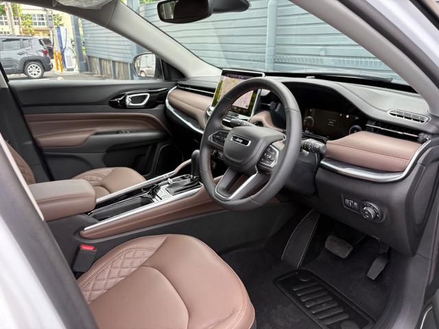 ジープ・コマンダー リミテッド Applecarplay・Androidauto対応10.1インチUコネクト 純正メモリーナビ ETC デュアルペインパノラミックサンルーフ 7人乗り2.0Lディーゼルターボエンジン レザーシート(13枚目)