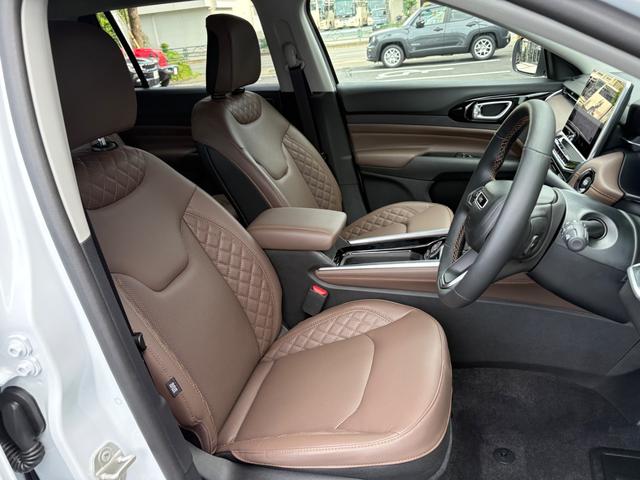 ジープ・コマンダー リミテッド Applecarplay・Androidauto対応10.1インチUコネクト 純正メモリーナビ ETC デュアルペインパノラミックサンルーフ 7人乗り2.0Lディーゼルターボエンジン レザーシート(14枚目)