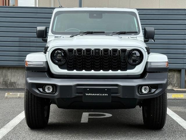 ジープ・ラングラーアンリミテッド サハラ ブラックカスタム レザーシート 登録済未使用車 シートヒーター パワーシート アダプティブクルーズコントロール ブラインドスポットモニター アップルカープレイアンドロイドオート対応(3枚目)