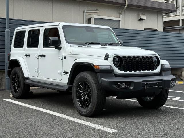 ジープ・ラングラーアンリミテッド サハラ ブラックカスタム レザーシート 登録済未使用車 シートヒーター パワーシート アダプティブクルーズコントロール ブラインドスポットモニター アップルカープレイアンドロイドオート対応(4枚目)