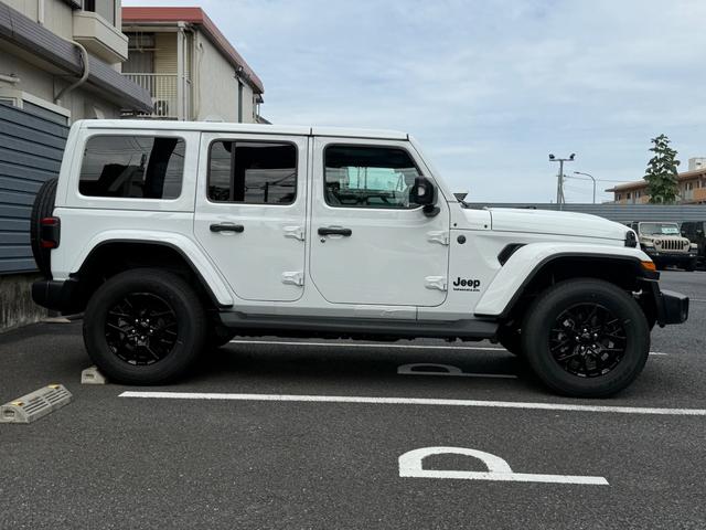 ジープ・ラングラーアンリミテッド サハラ ブラックカスタム レザーシート 登録済未使用車 シートヒーター パワーシート アダプティブクルーズコントロール ブラインドスポットモニター アップルカープレイアンドロイドオート対応(5枚目)