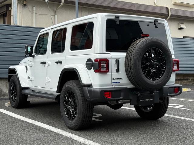 ジープ・ラングラーアンリミテッド サハラ ブラックカスタム レザーシート 登録済未使用車 シートヒーター パワーシート アダプティブクルーズコントロール ブラインドスポットモニター アップルカープレイアンドロイドオート対応(8枚目)
