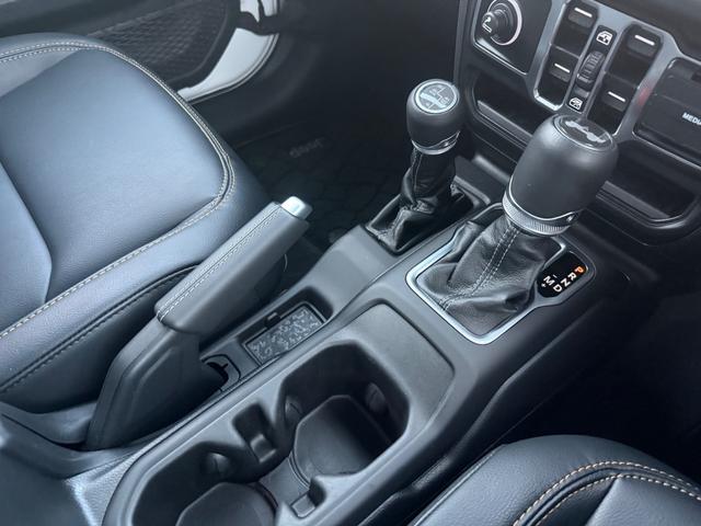 ジープ・ラングラーアンリミテッド サハラ ブラックカスタム レザーシート 登録済未使用車 シートヒーター パワーシート アダプティブクルーズコントロール ブラインドスポットモニター アップルカープレイアンドロイドオート対応(19枚目)
