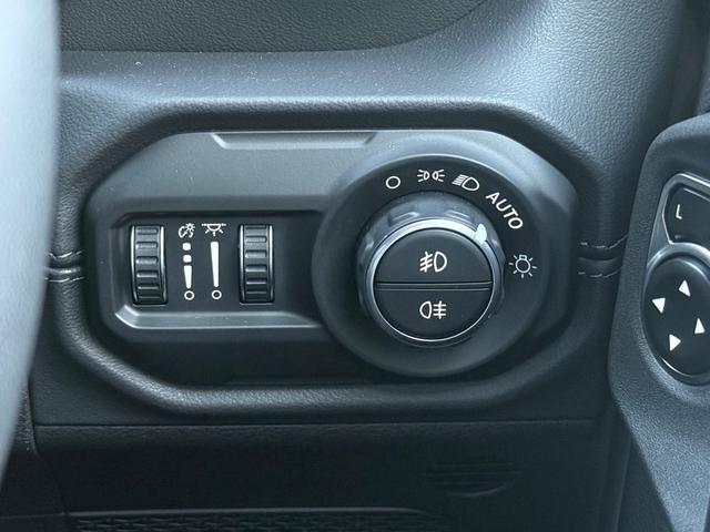 ジープ・ラングラーアンリミテッド サハラ ブラックカスタム レザーシート 登録済未使用車 シートヒーター パワーシート アダプティブクルーズコントロール ブラインドスポットモニター アップルカープレイアンドロイドオート対応(21枚目)