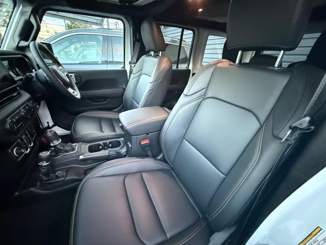 ジープ・ラングラーアンリミテッド サハラ ブラックカスタム レザーシート 登録済未使用車 シートヒーター パワーシート アダプティブクルーズコントロール ブラインドスポットモニター アップルカープレイアンドロイドオート対応(23枚目)