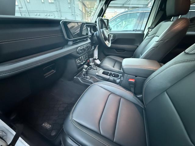 ジープ・ラングラーアンリミテッド サハラ ブラックカスタム レザーシート 登録済未使用車 シートヒーター パワーシート アダプティブクルーズコントロール ブラインドスポットモニター アップルカープレイアンドロイドオート対応(24枚目)