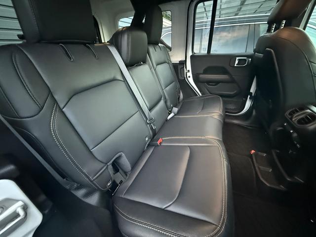 ジープ・ラングラーアンリミテッド サハラ ブラックカスタム レザーシート 登録済未使用車 シートヒーター パワーシート アダプティブクルーズコントロール ブラインドスポットモニター アップルカープレイアンドロイドオート対応(26枚目)